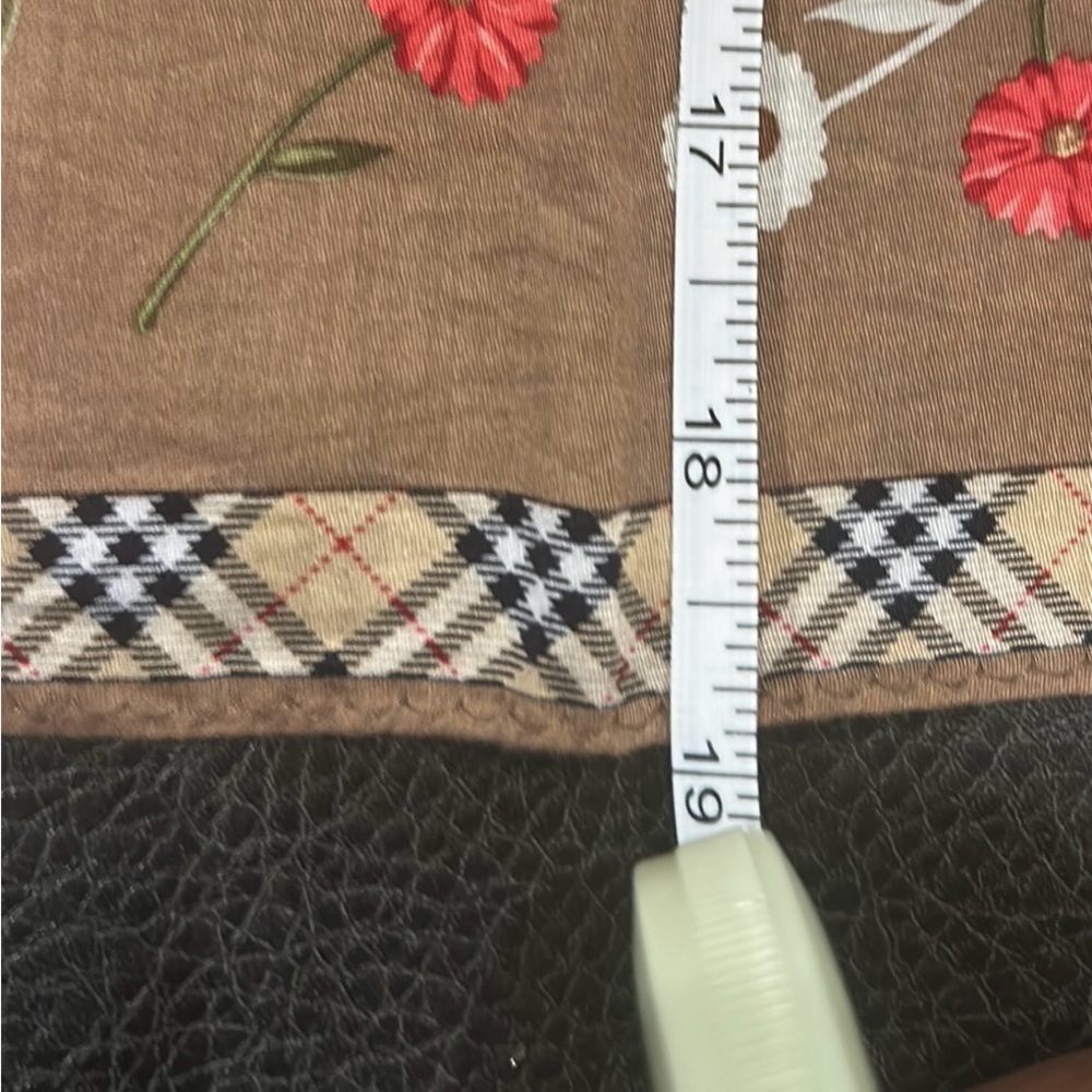 Burberrys VINTAGE RARE handkerchief. pocket square. *Prestine condition. - Picture 5 of 6